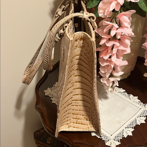 Pristine!  Brahmin tote  bag. - Picture 3 of 7